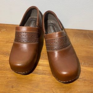 Björndal Womens Brown Clogs Decorative Pattern